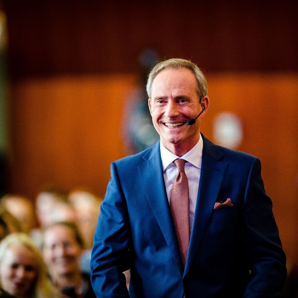 Bodo Schäfer auf der Bühne bei einem Live-Seminar